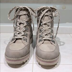 Crown Vintage Taupe Suede Combat Lace-Up Boots with Funky Shoelaces, sz 7.5. EUC